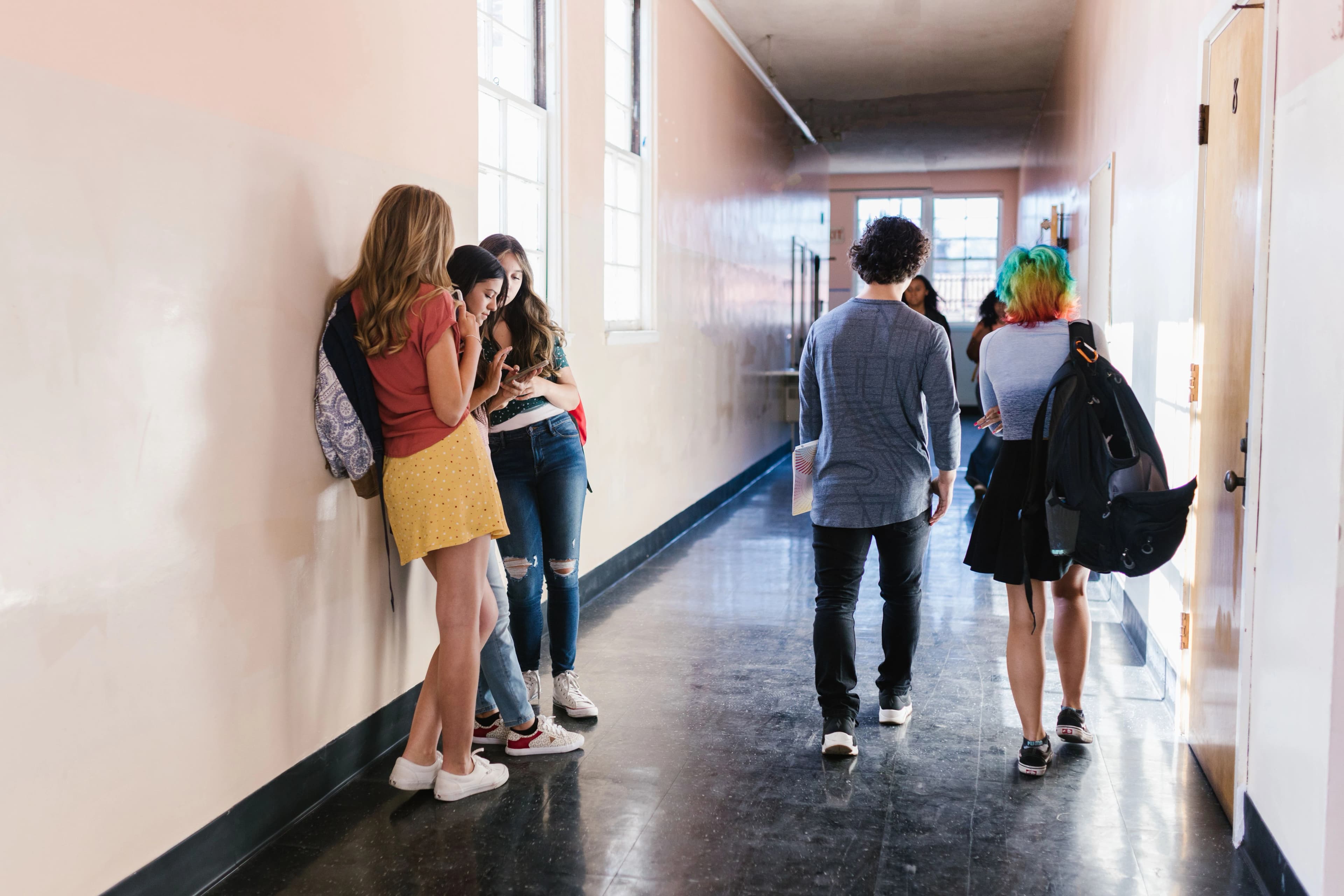 Des lycéens discutent dans un couloir d’établissement entre deux cours.