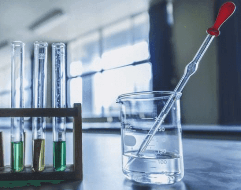 matériaux de sciences utilisés en cours pendant qu'un lycéen cherche à trouver ses sujets de grand oral avec comme spécialités Physique-Chimie et SVT