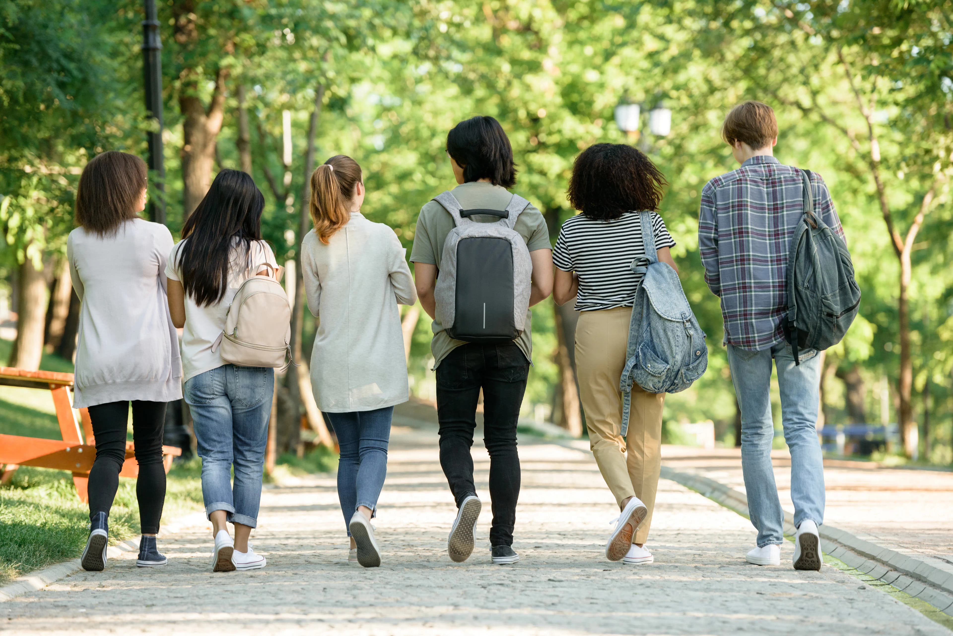 Un groupe de lycéens marche vers l’établissement, sacs au dos, le jour de la rentrée.