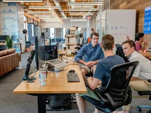 des personnes en entreprise travaillant en groupe