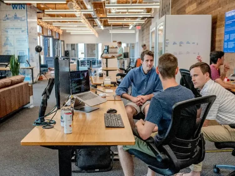 des personnes en entreprise travaillant en groupe