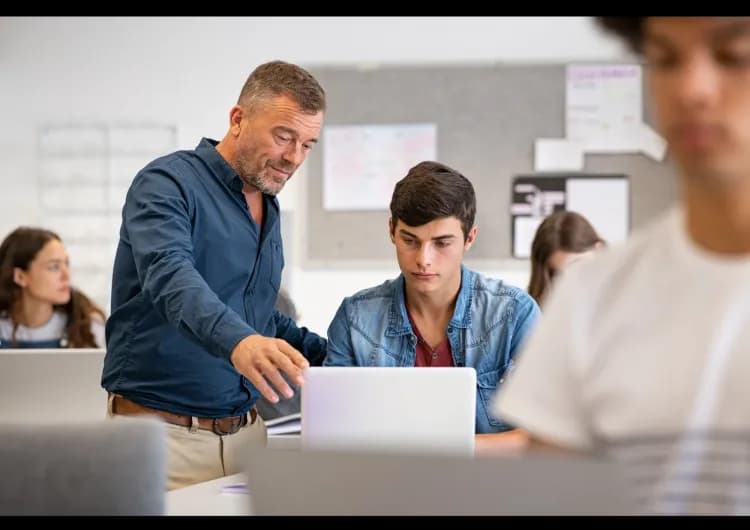 Les 5 spécialités à prendre au lycée pour intégrer une école de commerce