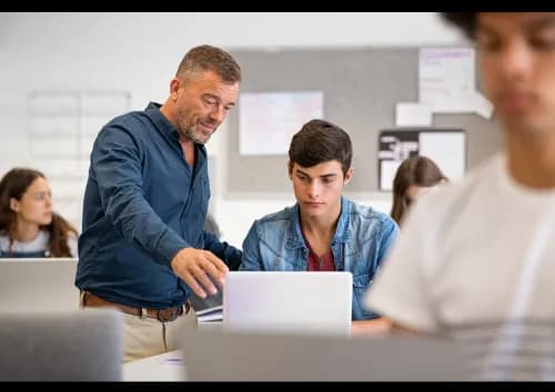 Les 5 spécialités à prendre au lycée pour intégrer une école de commerce