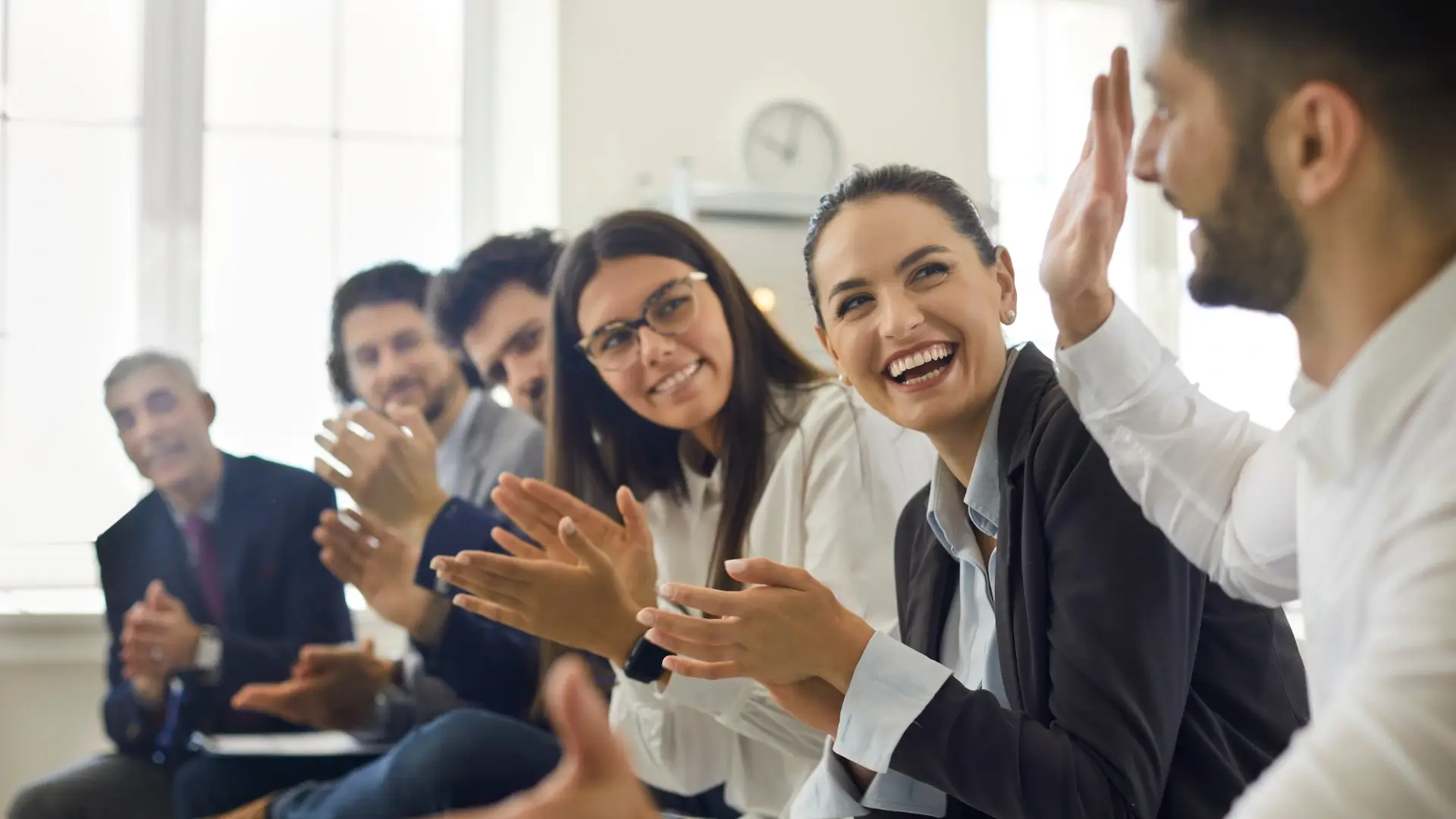 Equipe de collaborateur applaudissant en souriant
