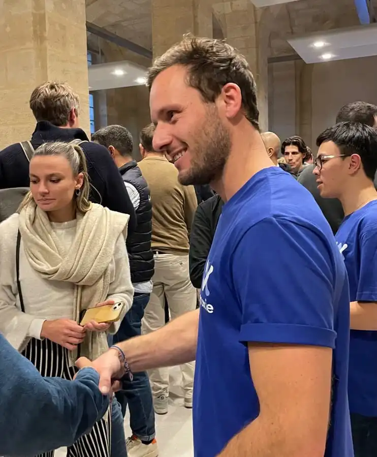 Photo de Charles discutant avec des invités à l'évènement French Tech Bordeaux