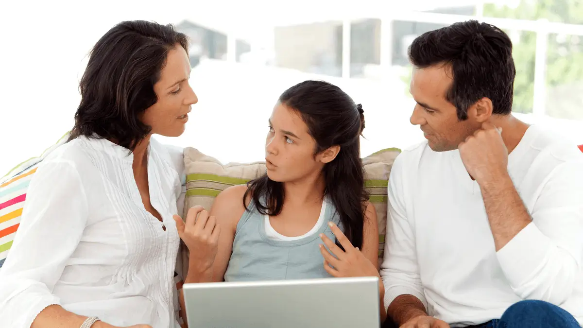 Mission Proxxie - Une famille discutant devant un ordinateur