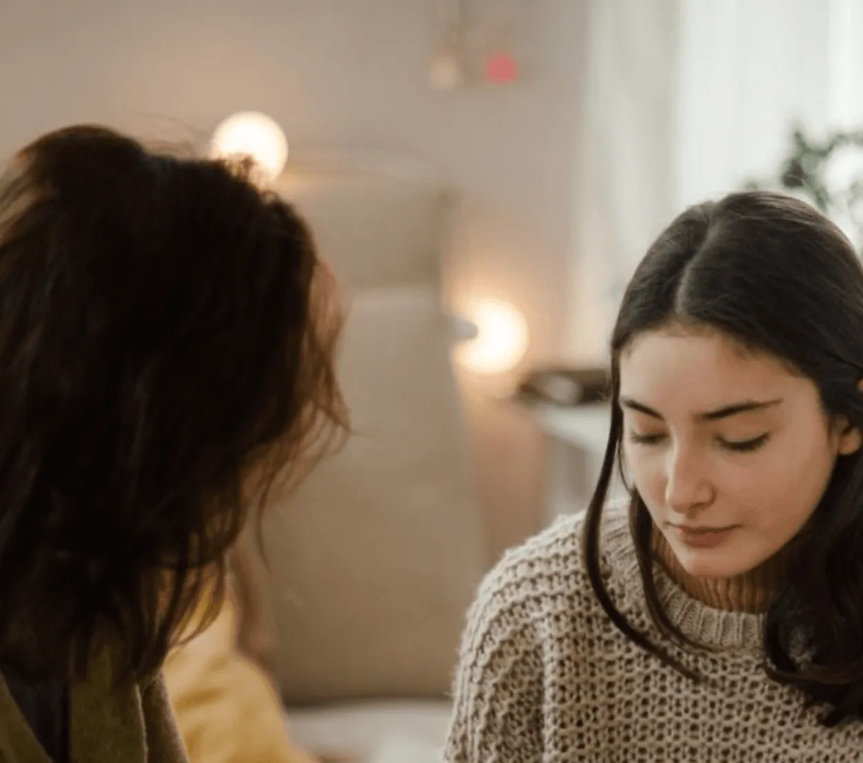 une mère et sa fille discutant de Parcoursup 2025 : comment formuler ses vœux et bien choisir ses formations
