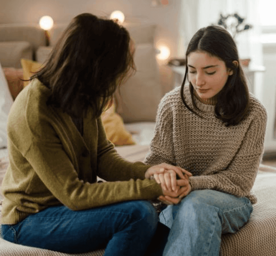 Une maman et sa fille tombant sur Parcoursup 2025 : le guide complet pour les parents et lycéens sur la plateforme d’orientation post-bac (infographie)